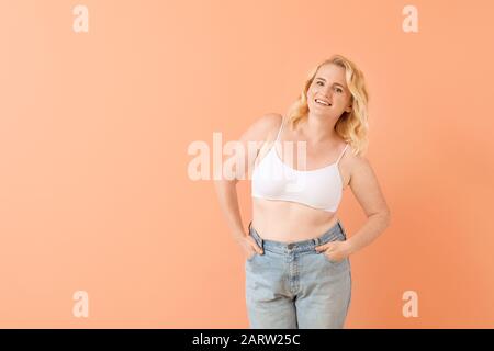 Portrait von fälligen Körper positive Frau auf farbigen Hintergrund Stockfoto