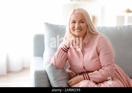 Reife körperpositive Frau zu Hause Stockfoto