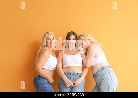 Gruppe körperpositiver Frauen auf Farbhintergrund Stockfoto