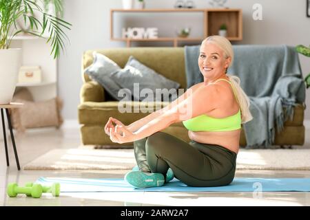 Körperpositive Frauen trainieren zu Hause Stockfoto