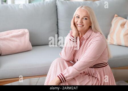 Reife körperpositive Frau zu Hause Stockfoto