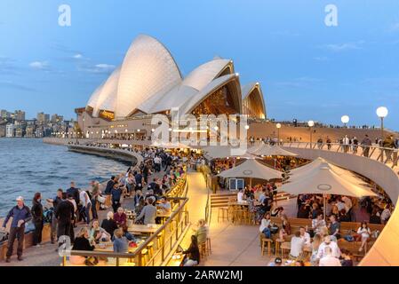 Die Opera Bar mit einem After Work Publikum im Opernhaus von Sydney an einem Frühlingsabend Stockfoto