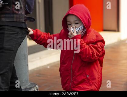 29. Januar 2020, Hongkong, China: Die Angst vor dem 2019 Erschienenen Roman Coronavirus aus Wuhan China zeigt sich auf den Straßen Hongkongs. Die Mehrheit der Menschen zieht chirurgische Masken an, bevor sie sich durch ihre Schwierigkeiten wagen, die Notwendigkeit für Kinder zu verstehen. (Bild: © Jayne Russell/ZUMA Wire) Stockfoto
