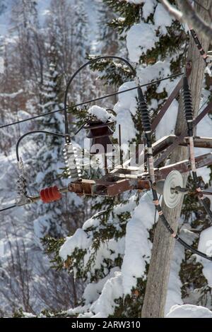 Elektrokabel im Schnee, Nahaufnahme Stockfoto