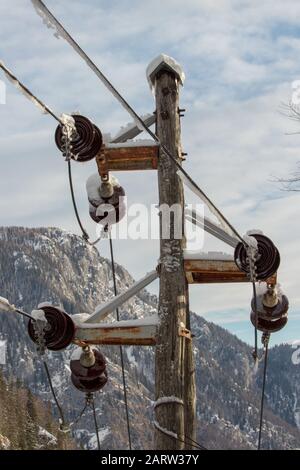 Elektrische Kabel im Schnee, detailgetreue Optik Stockfoto