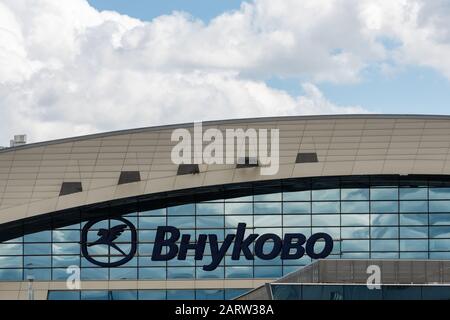 Juli 2019 Moskau, Russland. Schild an der Fassade des Terminals des Flughafens Vnukovo bei klarem, sonnigem Wetter Stockfoto