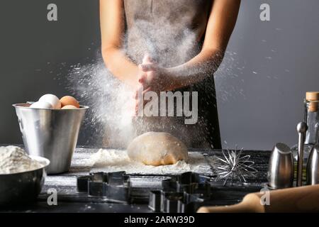 Frau Händeklatschen mit Mehl in der Küche Stockfoto