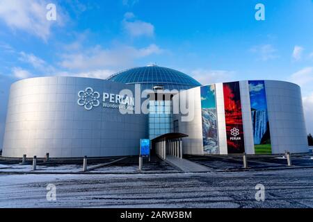 Reykjavik, Island - 01.19.2020: Perlan-Museum in Reykjavik Island mit blauem Himmel. Stockfoto