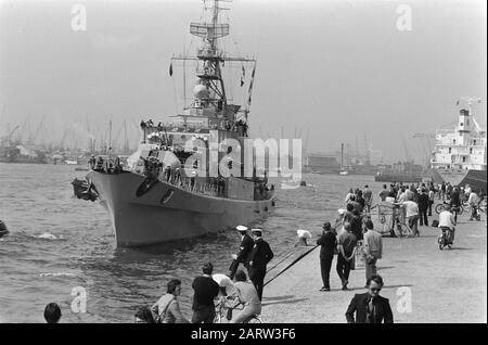 Standing Naval Force Atlantic (STANAVFORLANT) (Schiffe der Mitgliedsstaaten NATO) machen informelle Besuche in Rotterdam; Anlegestellen von Schiffen in Rotterdam Datum: 21. Juni 1974 Standort: Rotterdam, South Holland Schlüsselwörter: Besuche, Häfen, Marine, Schiffe Name Der Institution: NATO Stockfoto