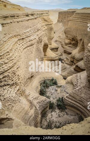 Blick hinunter in den Canyon de los Perdidos, eine atemberaubende Naturformation in der Wüste von Nazca, Peru. Stockfoto