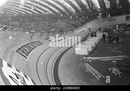 Sechs Tage lang in RAI trainieren. Die Fahrer auf der Rennstrecke Datum: 5. Dezember 1967 Ort: Amsterdam, Noord-Holland Schlagwörter: Sport, Radfahrereinrichtung Name: Sechstagezeit Stockfoto