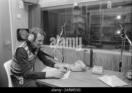 Sendungen Radio Amsterdam City startete; Disjockey am Arbeitsplatz Datum: 5. Januar 1976 Stockfoto