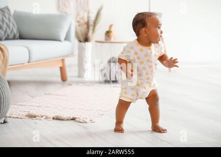 Baby Boy Mit Holzernen Push Walker In Weisse Schlafzimmer Mit