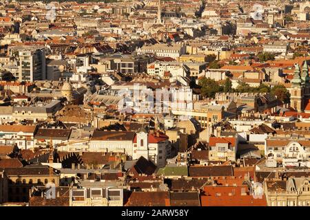 Charakteristische dichte Gebäude einer riesigen Stadt. Blick auf das linke Ufer der ungarischen Hauptstadt Budapest. Stockfoto