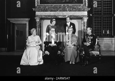 Stativfoto von Präsident Heinemann und Ehepartner. Königin Juliana, Prinz Bernhard, Beatrix und Claus im Palast am Dam Datum: 24. November 1969 Ort: Amsterdam, Noord-Holland Schlüsselwörter: Frau, Königinnen, Staatsbesuche persönlicher Name: Beatrix, Prinzessin, Bernhard, Fürst, Claus, Fürst, Heidemann, Gustav, Juliana (Königin Niederlande) Stockfoto