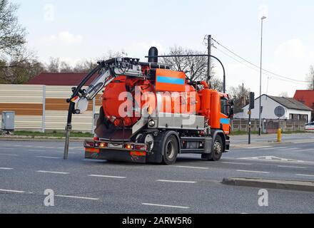 Der Wagen fährt zur nächsten Kanalisationsgrube. Spezialfahrzeug. Stockfoto