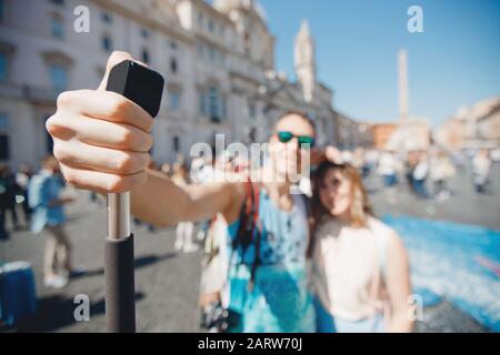 Fröhliche Paare Liebhaber Touristen machen selfie Foto auf Hintergrundbrunnen Vier Flüsse Rom Italien Stockfoto