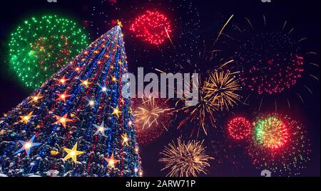 Weihnachtsbaum mit Sternen und Spielzeug buntes Feuerwerk, neues Jahr Hintergrund Kopierraum Stockfoto