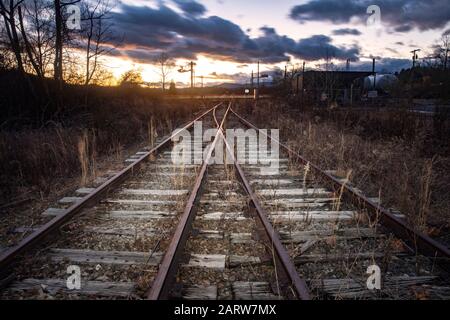 Moody Scenic von Eisenbahnschienen (Eisenbahnschalter) bei Sonnenuntergang in Penrose (bei Brevard), North Carolina, USA Stockfoto