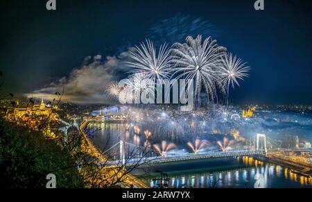 Budapest, Ungarn - 20. August 2019: Fest der staatlichen Stiftung mit Feuerwerk über der Donau. Stockfoto
