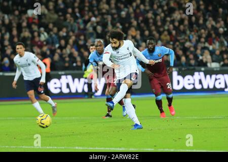 London, ENGLAND - 29. JANUAR LIVERPOOLS Mohamed Salah erzielt seinen Elfmeter während des Premier-League-Spiels zwischen West Ham United und Liverpool im Londoner Stadion, Stratford, am Mittwoch, den 29. Januar 2020. (Kredit: Leila Coker / MI News) Foto darf nur für redaktionelle Zwecke in Zeitungen und/oder Zeitschriften verwendet werden, Lizenz für kommerzielle Nutzung erforderlich Kredit: MI News & Sport /Alamy Live News Stockfoto