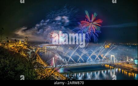 Budapest, Ungarn - 20. August 2019: Fest der staatlichen Stiftung mit Feuerwerk über der Donau. Stockfoto