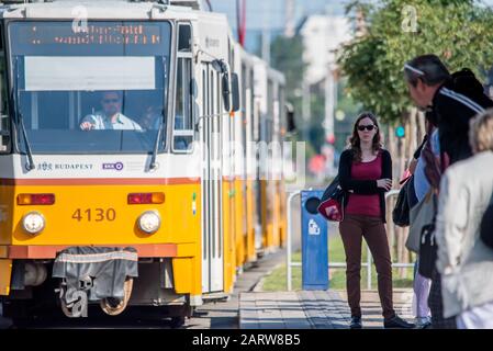 Budapest, Ungarn - 15. August 2019: Menschen, die auf den öffentlichen Verkehr warten Stockfoto