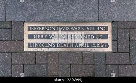 Charlotte, NC, USA-26 JAN 2020: Eine Plakette im Gehweg auf North Tryon in der Nähe von 4th St. Lokalisieren des Ortes, an dem der konfisierte Präsident Jefferson Davis w Stockfoto