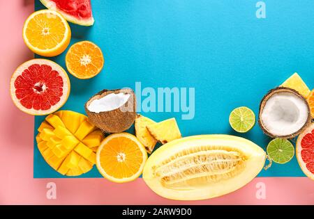 Zusammensetzung mit reifen Früchten auf Farbhintergrund Stockfoto