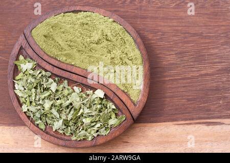 Blätter und Moringapulver, Supernahrung und Naturheilkunde, Moringa oleifera. Stockfoto