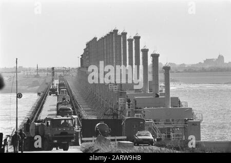 Stormvloedkering Oosterschelde fast beendet; längstes Stück der Sturmflutsperre zwischen der arbeitsfähigen Insel Neeltje Jans Noord-Beverland mit links auf der Autobahn Datum: 8. September 1986 Schlüsselwörter: Storm FLOWING Settings Name: Neeltje Jans Stockfoto