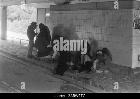 Touristen im Regen Vondelparkslapers schützen vor Regen unter einer Brücke Datum: 22. Juni 1972 Ort: Amsterdam, Noord-Holland Schlüsselwörter: Brücken, Hippies, Regen, Schutzräume Stockfoto