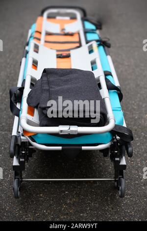 Trage wartet auf Unfallopfer Stockfoto