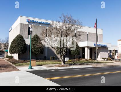 Hickory, NC, USA-26 JAN 2020: Eine Zweigstelle der First Horizon Bank, ehemals First Tennessee Bank, mit Sitz in Memphys. Stockfoto