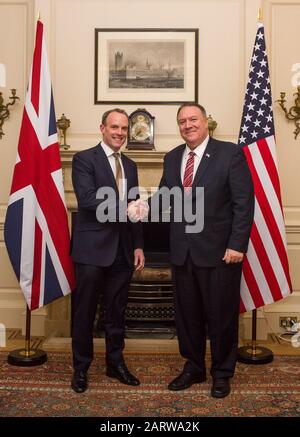 Außenminister Dominic Raab trifft sich am ersten Tag seines Besuches in Großbritannien mit US-Außenminister Mike Pompeo in der Residenz des Außenministers in London. Stockfoto