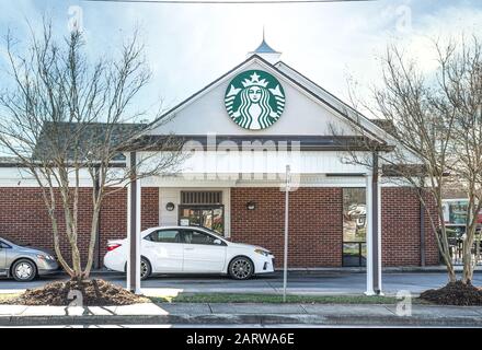 Hickory, NC, USA-26 JAN 2020: Eine Durchfahrspur eines Starbucks. Stockfoto