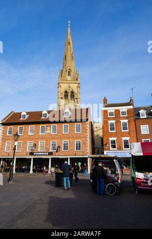 Royal Market mit der Parish Church of Saint Mary Magdalena, Newark upon Trent, Nottinghamshire, England. Stockfoto