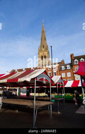 Royal Market mit der Parish Church of Saint Mary Magdalena, Newark upon Trent, Nottinghamshire, England. Stockfoto