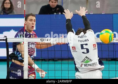 Perugia, Italien, 29. Januar 2020, aleksandar atanasijevic (n. 14 entgegengesetzte Spiker Sir Safety Conad perugia) Spitze während Sir Sicoma Monini Perugia vs Tours VB - Volleybal Champions League Men Championship - Credit: LPS/Loris Cerquiglini/Alamy Live News Stockfoto