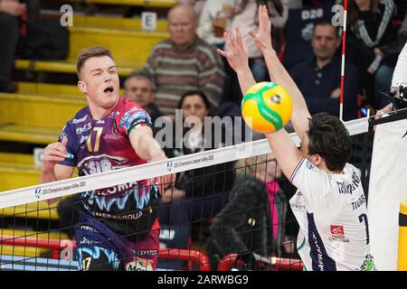 Perugia, Italien, 29. Januar 2020, OLEH plotnytskyi (n. 17-Hitter-Stachelspieler Sir Safety Conad perugia) Spike während Sir Sicoma Monini Perugia vs Tours VB - Volleybal Champions League Men Championship - Credit: LPS/Loris Cerquiglini/Alamy Live News Stockfoto