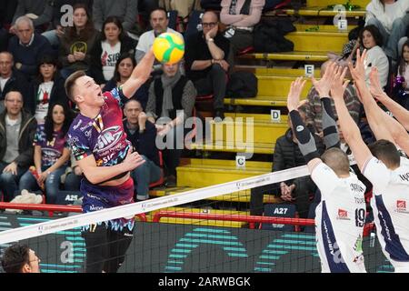 Perugia, Italien, 29. Januar 2020, OLEH plotnytskyi (n. 17-Hitter-Stachelspieler Sir Safety Conad perugia) Spike während Sir Sicoma Monini Perugia vs Tours VB - Volleybal Champions League Men Championship - Credit: LPS/Loris Cerquiglini/Alamy Live News Stockfoto