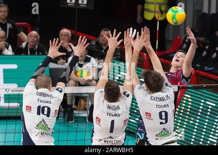 Perugia, Italien, 29. Januar 2020, OLEH plotnytskyi (n. 17-Hitter-Stachelspieler Sir Safety Conad perugia) Spike während Sir Sicoma Monini Perugia vs Tours VB - Volleybal Champions League Men Championship - Credit: LPS/Loris Cerquiglini/Alamy Live News Stockfoto