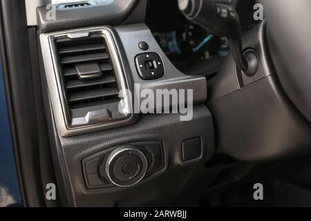 Klimaanlage und Lichtsteuer-Tasten im modernen Auto Stockfoto