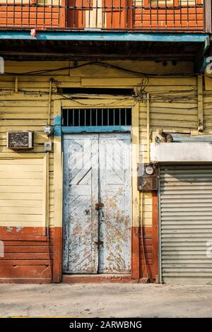 Eingang des alten Hauses, Straßentür des alten Gebäudes - Stockfoto