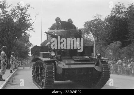 Parade auf dem Königsplatz Nord in Batavia anlässlich des Geburtstags von Prinzessin Juliana Stuart-Panzer der Eskadron-Kämpfer KNIL Anmerkung: Der Panzer trägt den Namen "Bir Hachheim" (nach einer Schlacht bei Bir Hakeim in Libyen zwischen dem Afrikakorps und französischen Truppen im Jahr 1942) Datum: April 1946 Ort: Batavia, Indonesien, Jakarta, Niederländisch-Ostindien Stockfoto