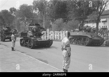 Parade auf dem Royale Square North in Batavia anlässlich des Geburtstags von Prinzessin Juliana Stuart-Panzer einer Eskadron-Kämpfer KNIL Anmerkung: Der linke Panzer trägt den Namen Bengasi (zu verschiedenen Kämpfen um diese Stadt im libyschen Zeitraum 1941-1942) Datum: 30. April 1946 Ort: Batavia, Indonesien, Jakarta, Niederländisch-Ostindien Stockfoto