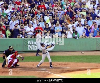 Derek Jeters Letztes Spiel & Swing of the bat in der MLB war eine Yankee-Hit-Single am 28. September 2014. Es war ein High Chopper, der über den 3. Baseman in Fenway sprang Stockfoto