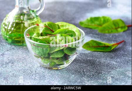 Glasschale aus rotem Chard auf grauem Hintergrund Stockfoto