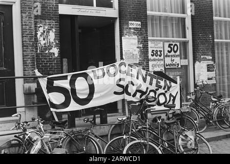 Studenten und Lehrer des Instituts Neerlandistiek treffen sich nach einem Streiktreffen, A'dam; Banner fünf Lehrer sauber Datum: 30. November 1970 Ort: Amsterdam, Noord-Holland Schlüsselwörter: Studenten, Streiks, Banner Persönlicher Name: Herengracht Stockfoto