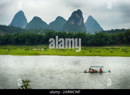 Touristenfahrt mit dem Boot auf dem Fluss Li, Kreuzfahrt zwischen Gulin und Yangshou. Dieser Teil der Provinz Guangxi ist ein sehr beliebter Touristenort, weil Stockfoto